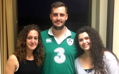 Arnau Vidal acompanyat de Montse Martín (esquerra) i Cristina Santiago (dreta), companyes de junta | SRC